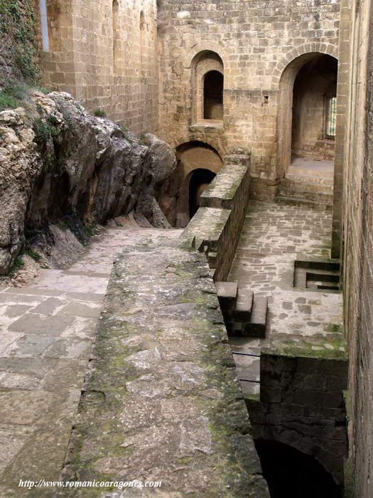 ESPACIO ENTRE IGLESIA Y TORRE DE LA REINA